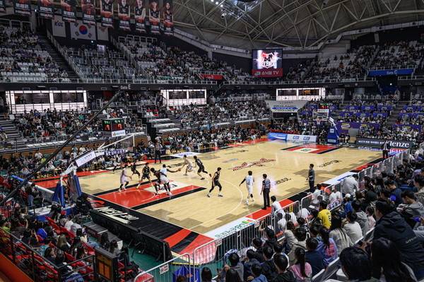 수원KT 소닉붐 농구 경기를 보러온 시민들로 경기장이 열기가 가득하다.