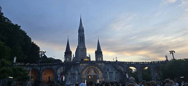프랑스 루르드 로사리오 대성당 전경.