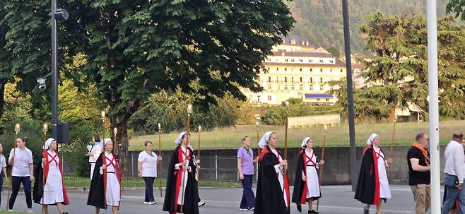 프랑스  루르드성지에서 야간 미사를 드리기 위해 미사 준비 요원들이 이동하고 있다.