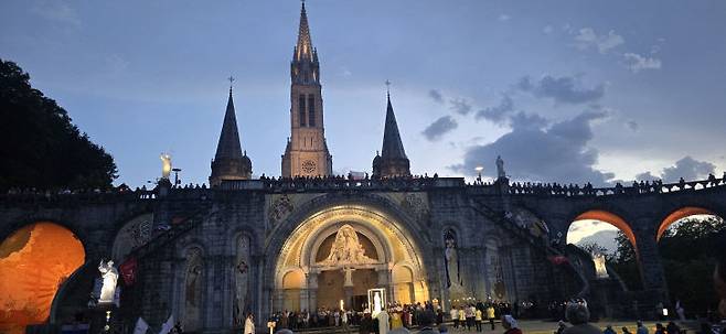 로사리오대성당에서 야간 미사 드리고 촛불행렬하는 전세계 가톨릭 신자들