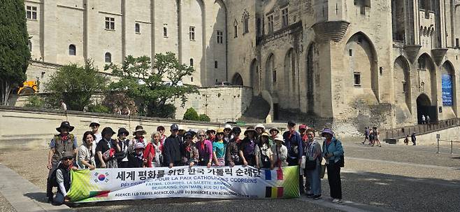 아비뇽 성벽에서 순례자들