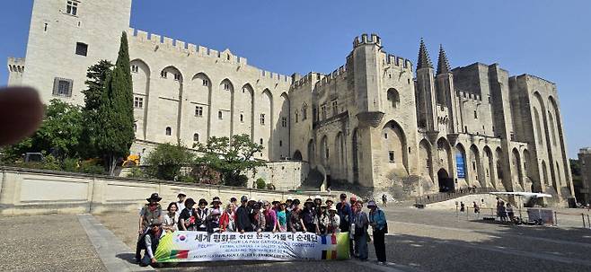 아비뇽 대성당에서 순례자들