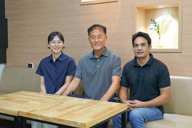 왼쪽부터 전기전자컴퓨터공학과 최영인 학생, 이흥노 교수, 데이비드 사뮤엘 바티(David S. Bhatti) 연구원. GIST 제공