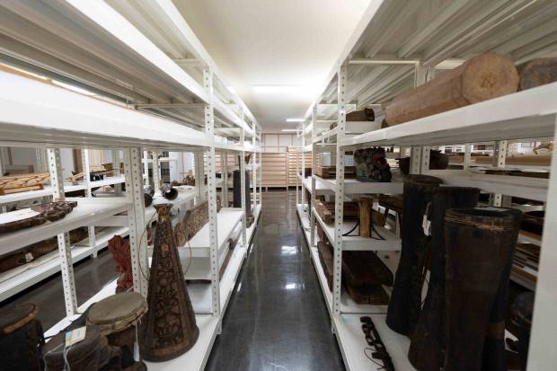 국립아시아문화전당(ACC) 문화정보원 지하 4층에 자리한 수장고에서는 아시아 전역에서 수집한 소장품들을 엿볼 수 있다. ACC 제공