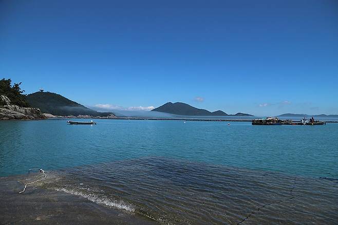 망남마을 앞 포구로 나가니 동망봉이 손에 잡힐 듯 가깝다. 멀지 않은 바다 건너 신지도와 함께 생일도 평일도 등 여러 섬들이 다도해를 이룬 모습을 바라보며 한동안 눈을 떼지 못한다.