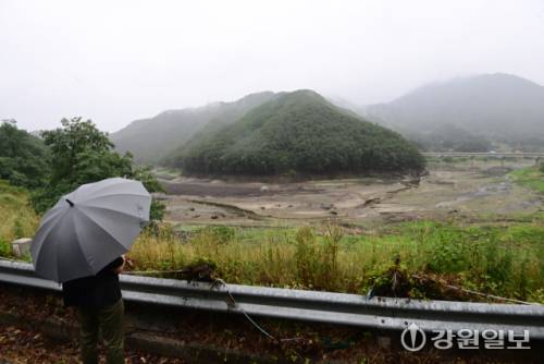 ◇14일 메말라 있는 강릉 오봉저수지에 비가 내리고 있다. 강릉=권태명기자