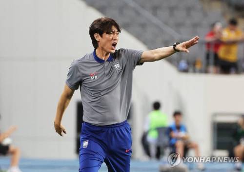 ◇지난 11일 경기도 용인미르스타디움에서 열린 2025년 동아시아축구연맹(EAFF) E-1 챔피언십(동아시안컵) 남자부 2차전 한국과 홍콩의 경기에서 홍명보 감독이 작전을 지시하고 있다. 사진=연합뉴스