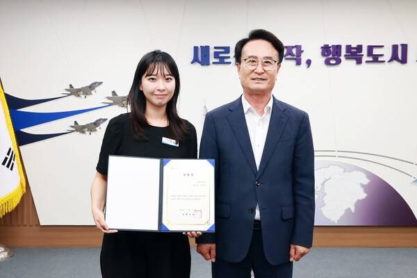 박동식 사천시장(오른쪽)이 15일 정예지 주무관을 감염병 역학조사관으로 임명하고 기념사진을 찍고 있다. /사천시