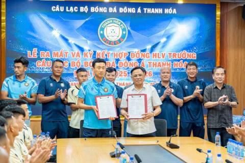 베트남 V리그1 탄호아FC 사령탑을 맡게된 최원권 감독(앞줄 왼쪽)이 계약 체결 후 구단 관계자들과 함께 기념촬영을 하고 있다. DJ매니지먼트 제공