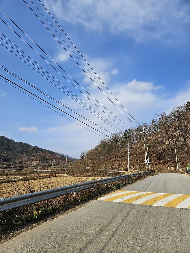 옥관리 마을회관에서 서쪽 방향, 중앙선이 없고 굴곡이 심해 시계가 확보되지 않는다. /곽인규 기자