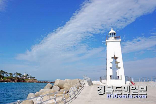 감포항 남방파제 등대는 감은사지 삼층석탑을 음각으로 형상화한 독특한 등대가 푸른 바다와 조화를 이루며 경주의 전통미를 바다 위에 드리운다.