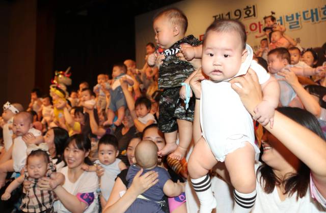 제14회 시민건강 박람회 ‘가족행복 건강아이 프로젝트’가 오는 9월 5~7일 벡스코에서 펼쳐진다. 출산·육아 영역으로 확대된 박람회에선 헬시 베이비 페스티벌이 처음 공개돼 눈길을 모은다. 2018년 부산 해운대그랜드호텔에서 열린 건강한 모유수유아 선발대회 모습. 연합뉴스