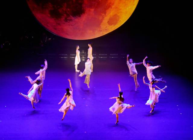 올해로 창단 30주년을 맞은 김옥련발레단이 연극 ‘우리 읍내’를 발레극으로 재해석한 ‘우리 마을’을 18~19일 경성대 콘서트홀에서 공연한다. 사진은 창단 30주년 기념으로 지난 6월 부산시민회관 대극장에서 선보인 '운수 좋은 날' 공연 모습. 김옥련발레단 제공