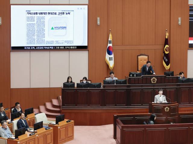 15일 열린 부산시의회 임시회에서 서지연 의원은 부산일보 기사를 인용해 가덕신공항 사업을 일방적으로 포기한 현대건설을 비판하며 이에 대한 책임을 묻는 조치를 촉구했다. 정대현 기자 jhyun@