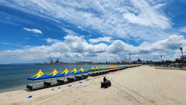 12일 개장한 포항 송도해수욕장. 황영우 기자