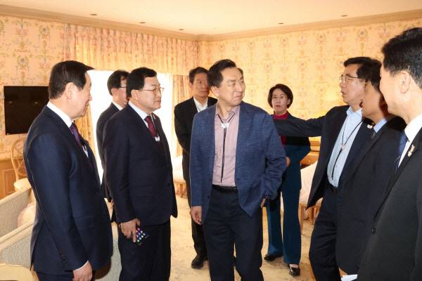 김기현 위원장(사진 가운데)을 비롯한 국회 '2025 APEC 정상회의 지원 특별위원회' 위원들이 지난 4월 18일 경주 힐튼호텔을 찾아 숙박 인프라를 점검하고 있다. 경북일보 DB