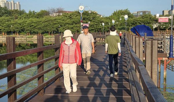 주민들이 우로지를 가로지르는 다리를 건너며 산책하고 있다.