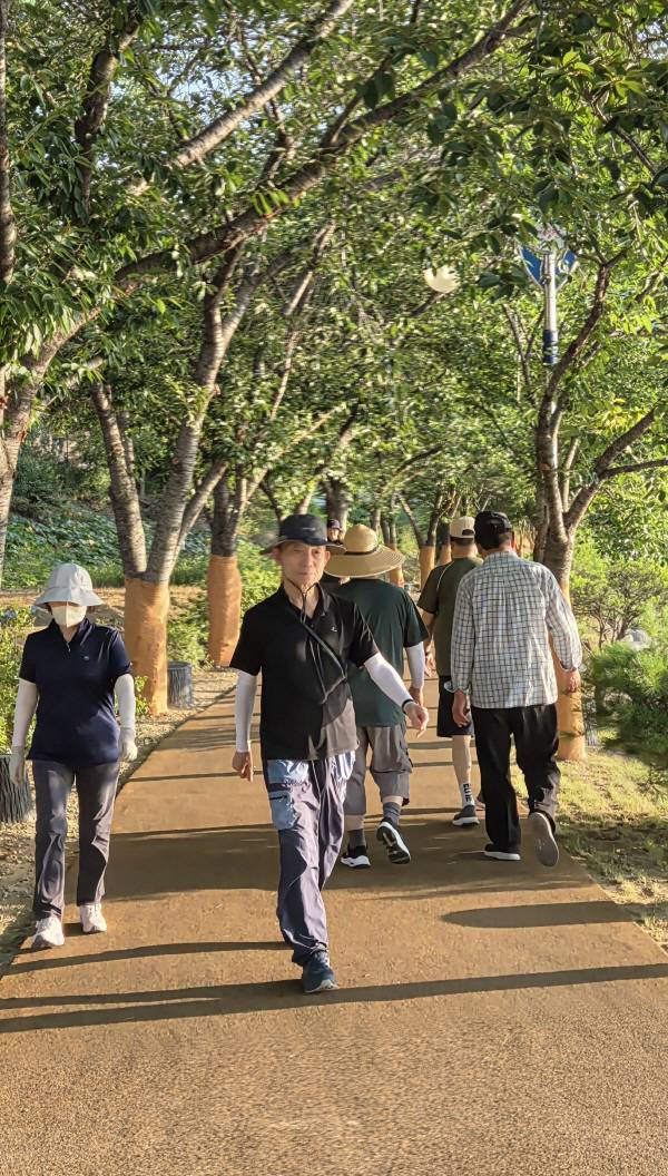 주민들이 망정우로지공원에서 아침 산책을 하고 있다.