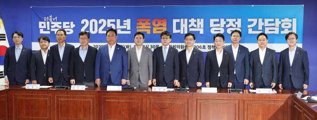 더불어민주당 진성준 정책위의장, 윤창렬 국무조정실장 등 당정 관계자들이 15일 서울 여의도 국회 의원회관에서 열린 폭염 대책 당정 간담회에서 기념촬영을 하고 있다./연합뉴스/