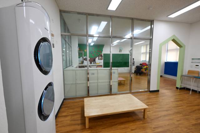 15일 창원시 마산지혜의바다 도서관 1층 테마별체험공간에 찌든 냄새를 없애기 위해 공기청정기가 가동되고 있다./김승권 기자/