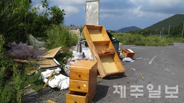 제주시 중산간 공한지에 방치된 폐기물들.