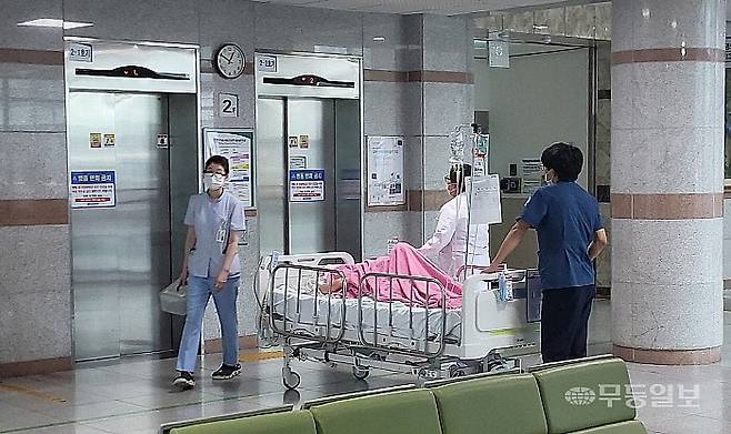 15일 오전 광주 동구 학동 조선대학교병원 2관에서 의료진이 환자를 옮기고 있다.