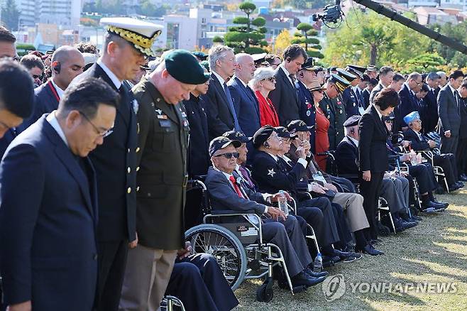 지난해 11월11일 제18회 유엔 참전용사 국제추모의 날 기념식이 부산 유엔기념공원에서 열린 가운데, 참가자들이 6·25 전쟁 때 희생된 유엔군 참전용사의 희생을 기리며 묵념하고 있다.(사진=연합뉴스)