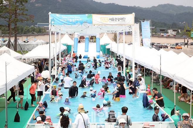 2024 서울썸머비치를 즐기는 시민 사진