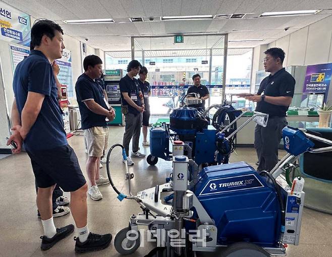 2025 KCC 예비경영주 워크숍행사에서 KCC와 한국그레이코가 협업해 워크숍 참석자들에게 도장 장비 활용교육을 하고 있다. (사진= KCC)