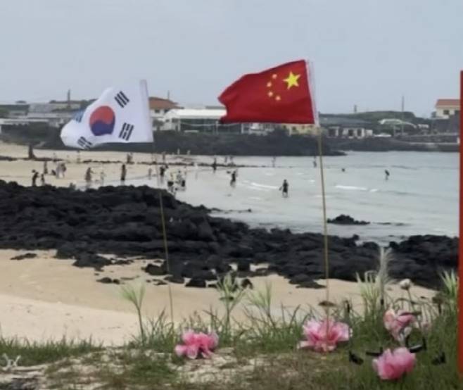 제주 우도 하수고동해수욕장에 오성홍기를 설치한 사람은 중국 국적의 인근 카페 직원으로 밝혀졌다. (사진=스레드 캡처)