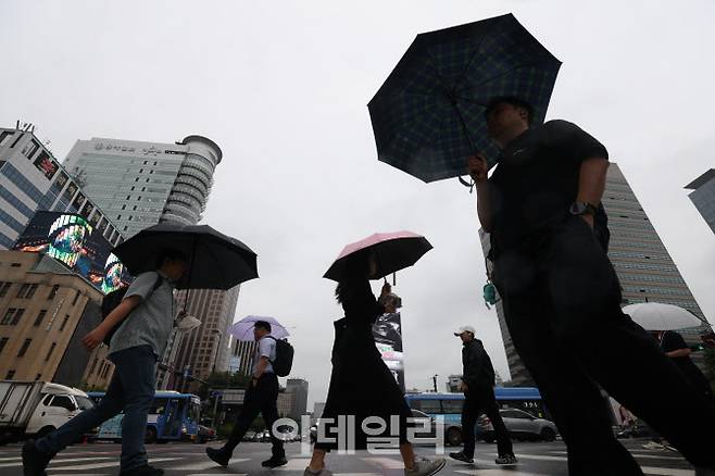 서울 종로구 광화문역 일대에서 시민들이 우산을 쓴 채 이동하고 있다.(사진=이영훈 기자)