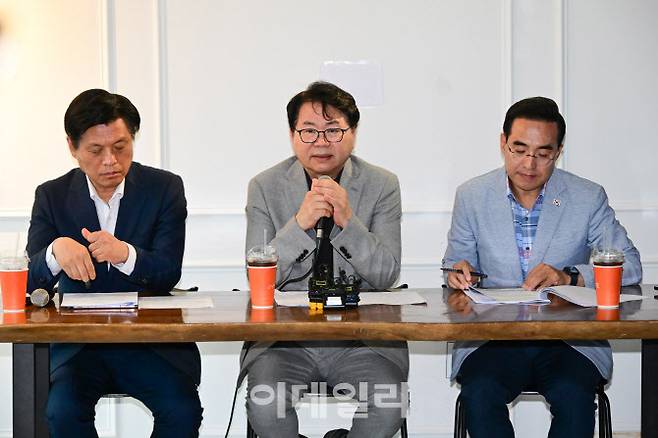 이한주 국정기획위원회 위원장(가운데)이 지난 13일 오후 서울 종로구의 한 카페에서 열린 기자간담회에서 모두발언 하고 있다. (왼쪽부터) 조승래 대변인, 이 위원장, 박홍근 기획분과위 위원장. (사진=이데일리 방인권 기자)