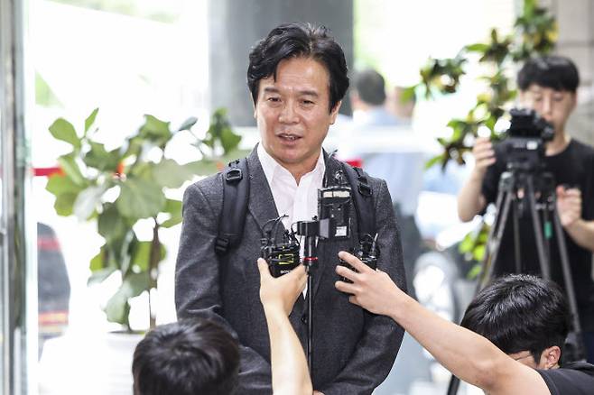 김영훈 고용노동부 장관 후보자가 24일 서울 중구 서울지방고용노동청에 마련된 인사청문회 준비 사무실로 출근하며 취재진의 질문에 답하고 있다.(사진=뉴시스)