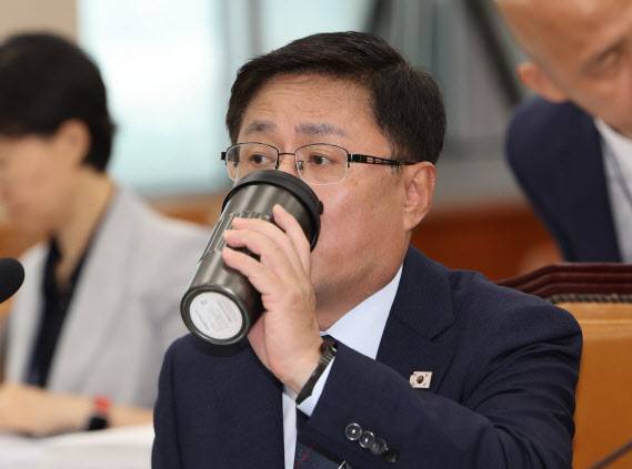 김성환 환경부 장관 후보자가 15일 서울 여의도 국회 환경노동위원회에서 열린 인사청문회에서 텀블러로 물을 마시고 있다. (사진=뉴시스)