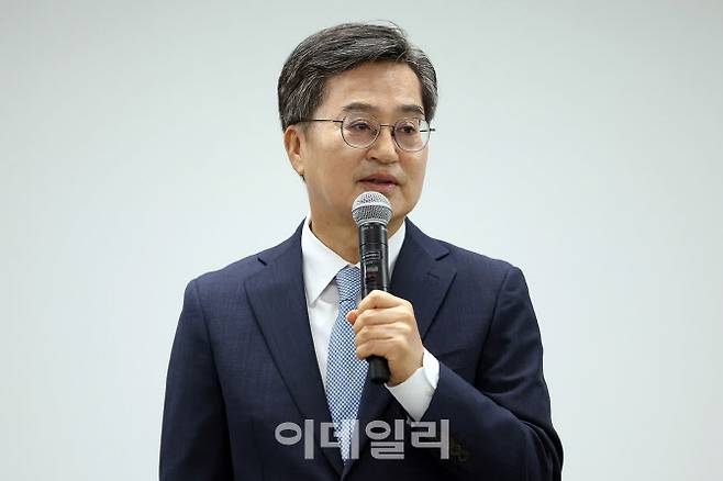 김동연 경기도지삭 15일 도청 신규 승진자들과 만난 자리에서 재난에 대비하는 공직자의 마음가짐과 자세를 설명하고 있다.(사진=김동연 경기도지사 페이스북)