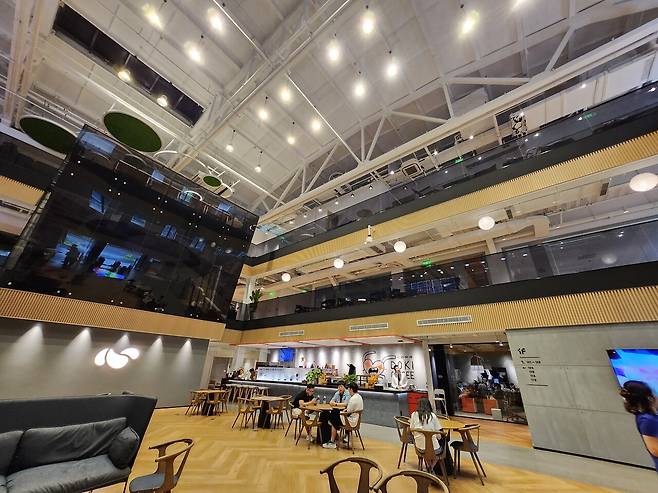 - 가운데 홀을 중심으로 부서가 나뉘어 있다&nbsp;