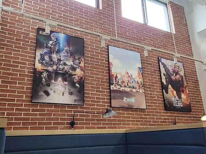 - 벽면에는 서비스 중인 자사의 게임 포스터가 붙어 있다&nbsp;