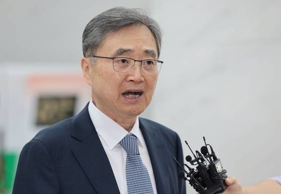 조현 외교부 장관 후보자가 지난달 24일 서울 종로구에 마련된 인사청문회 준비 사무실로 출근하며 취재진 질문에 답하고 있다. 2025.6.24   yatoya@yna.co.kr