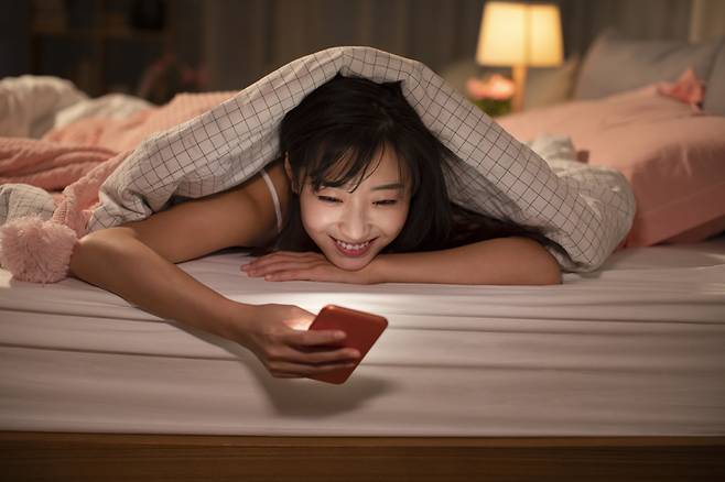 침실에서 빛이 나오면 몸의 생체 시계에 이상이 생겨 수면 리듬을 방해한다. [사진=게티이미지뱅크]