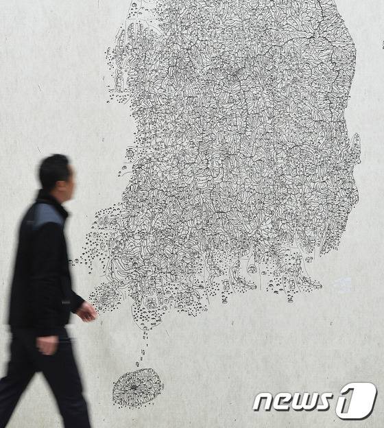 정부가 구글이 요청한 국내 정밀지도 반출 요청에 대해 ‘불허’ 결정을 내린 18일 오후 경기도 수원시 영통구 국토지리정보원 내 지도박물관에서 한 관계자가 분주히 움직이고 있다.  2016.11.18/뉴스1 ⓒ News1 이재명 기자