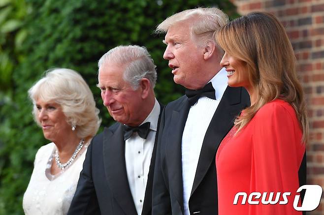 도널드 트럼프 미국 대통령과 부인 멜라니아 여사가 4일(현지시간) 런던 리젠트 파크 근처 미국 대사관저인 윈필드 하우스에서 주최한 만찬에 도착한 찰스 왕세자와 카밀라 왕세자빈과 포즈를 취하고 있다. 이날 만찬은 엘리자베스 2세 영국 여왕이 전날 트럼프 대통령을 위해 버킹엄궁에서 열었던 국빈만찬의 답례 차원에서 마련됐다. ⓒ AFP=뉴스1 ⓒ News1 우동명 기자