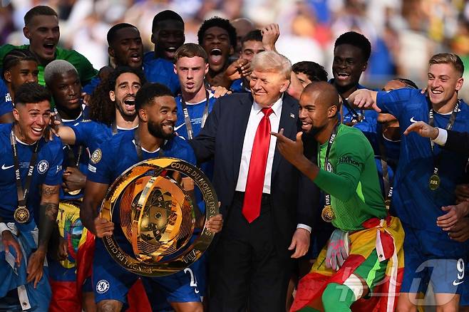 첼시 선수단 한가운데서 우승 세리머니를 하는 트럼프 미국 대통령 ⓒ AFP=뉴스1
