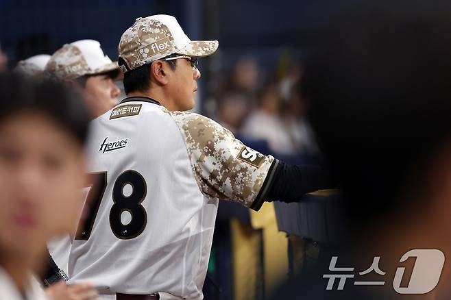 키움 홍원기 감독이 25일 오후 서울 구로구 고척스카이돔에서 열린 프로야구 '2025 신한 SOL뱅크 KBO 리그' KIA와 키움의 경기에서 선수들을 지켜보고 있다. 2025.6.25/뉴스1 ⓒ News1 이동해 기자