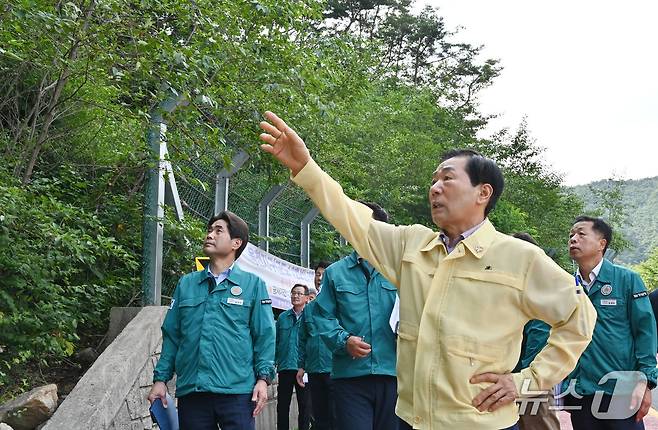 성낙인 창녕군수가 15일 푹우에 대비해 옥천지구 급경사지 등 산사태 취약지를 점검하고 있다.