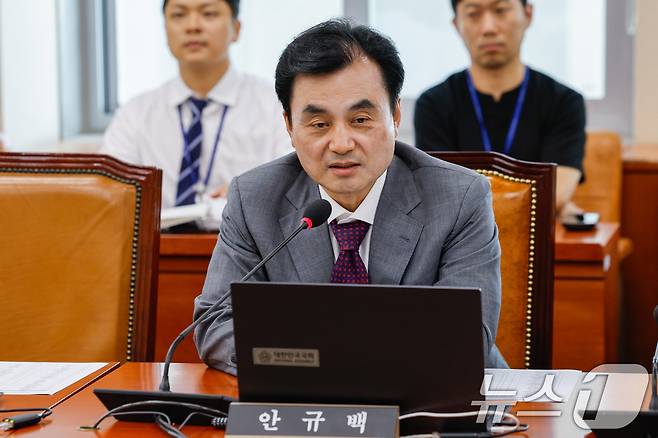 국방부 장관 후보자인 안규백 더불어민주당 의원이 9일 오전 서울 여의도 국회에서 열린 제427회국회(임시회) 기획재정위원회 제1차 전체회의에서 인사말을 하고 있다. 2025.7.9/뉴스1 ⓒ News1 안은나 기자