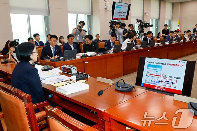 한성숙 중소벤처기업부 장관 후보자가 15일 오전 서울 여의도 국회 산업통산자원중소벤처기업위원회에서 열린 인사청문회에 출석해 박형수 국민의힘 의원 질의에 답하고 있다. 2025.7.15/뉴스1 ⓒ News1 안은나 기자