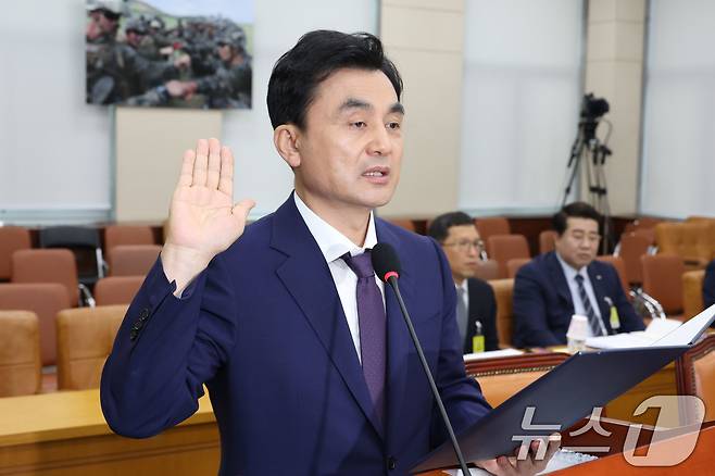 안규백 국방부 장관 후보자가 15일 오전 서울 여의도 국회 국방위원회 전체회의장에서 열린 인사청문회에 출석해 선서하고 있다. 2025.7.15/뉴스1 ⓒ News1 이광호 기자