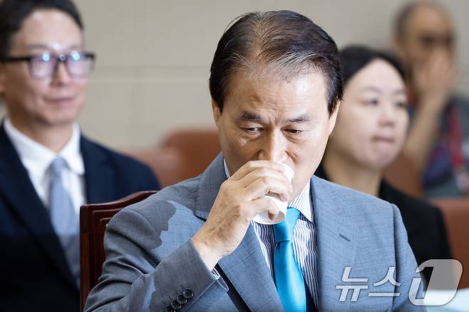 권오을 국가보훈부 장관 후보자가 15일 서울 여의도 국회에서 열린 인사청문회에 출석해 물을 마시고 있다. 2025.7.15/뉴스1 ⓒ News1 유승관 기자