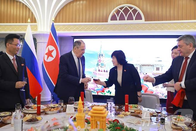 (평양 노동신문=뉴스1) =세르게이 라브로프 러시아 외무상과 최선희 외무상이 북한 원산에서 만났다. [국내에서만 사용가능. 재배포 금지. DB 금지. For Use Only in the Republic of Korea. Redistribution Prohibited] rodongphoto@news1.kr