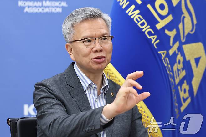 김택우 의사협회장이 14일 서울 용산구 대한의사협회에서 뉴스1과 인터뷰를 하고 있다. 2025.7.15/뉴스1 ⓒ News1 민경석 기자